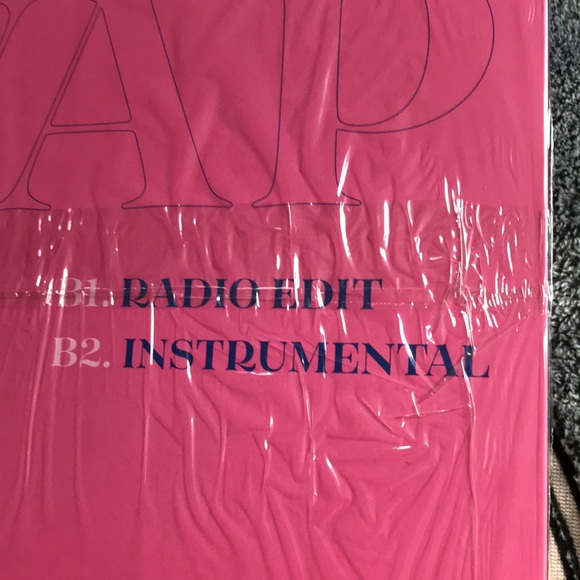 💜🆕SIGNED!! Cardi B x Megan Thee Stallion Purple Edition Vinyl of WAP!💜💜 - Picture 8 of 12